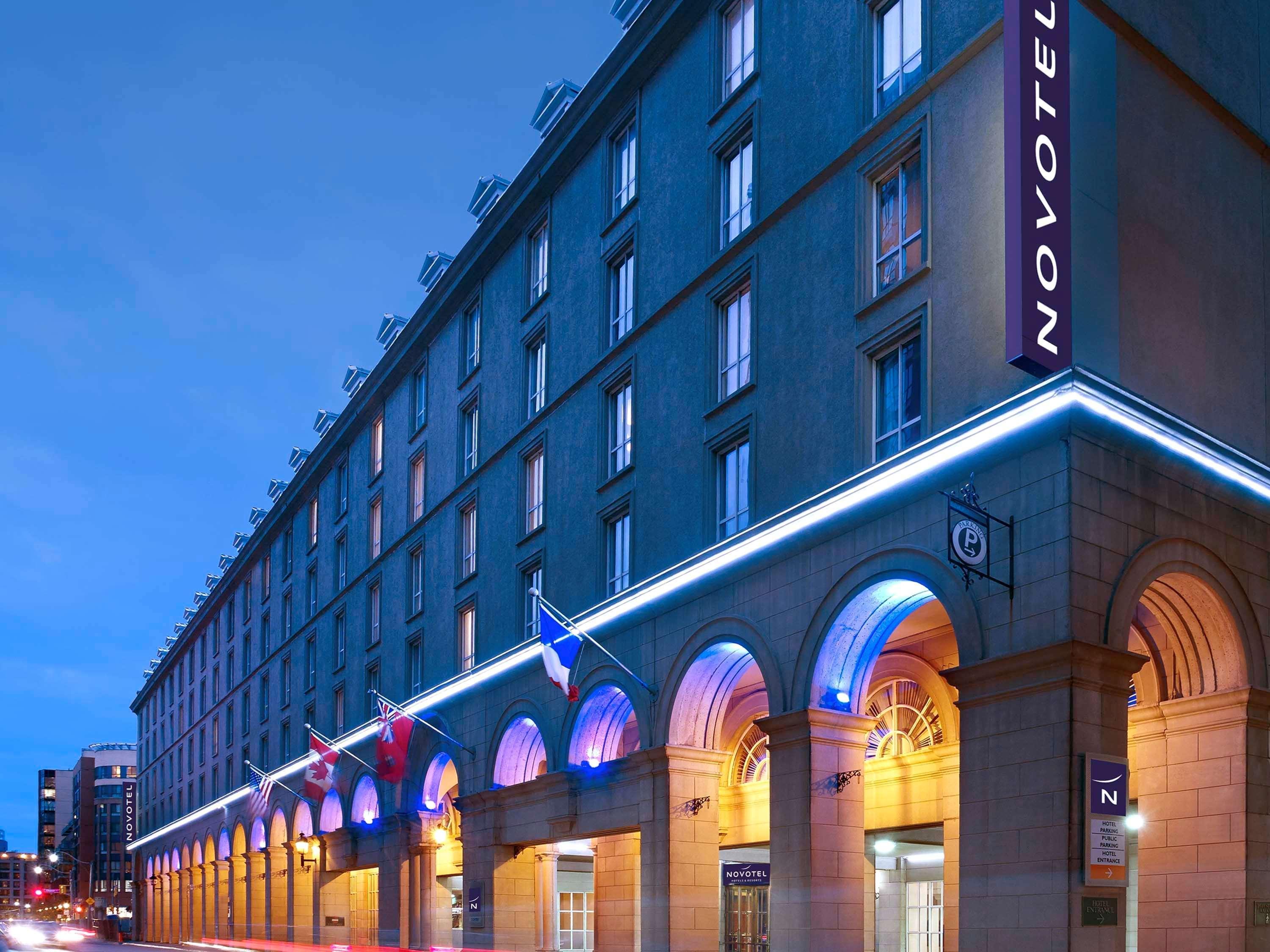 The Novotel Toronto Centre Esterno foto